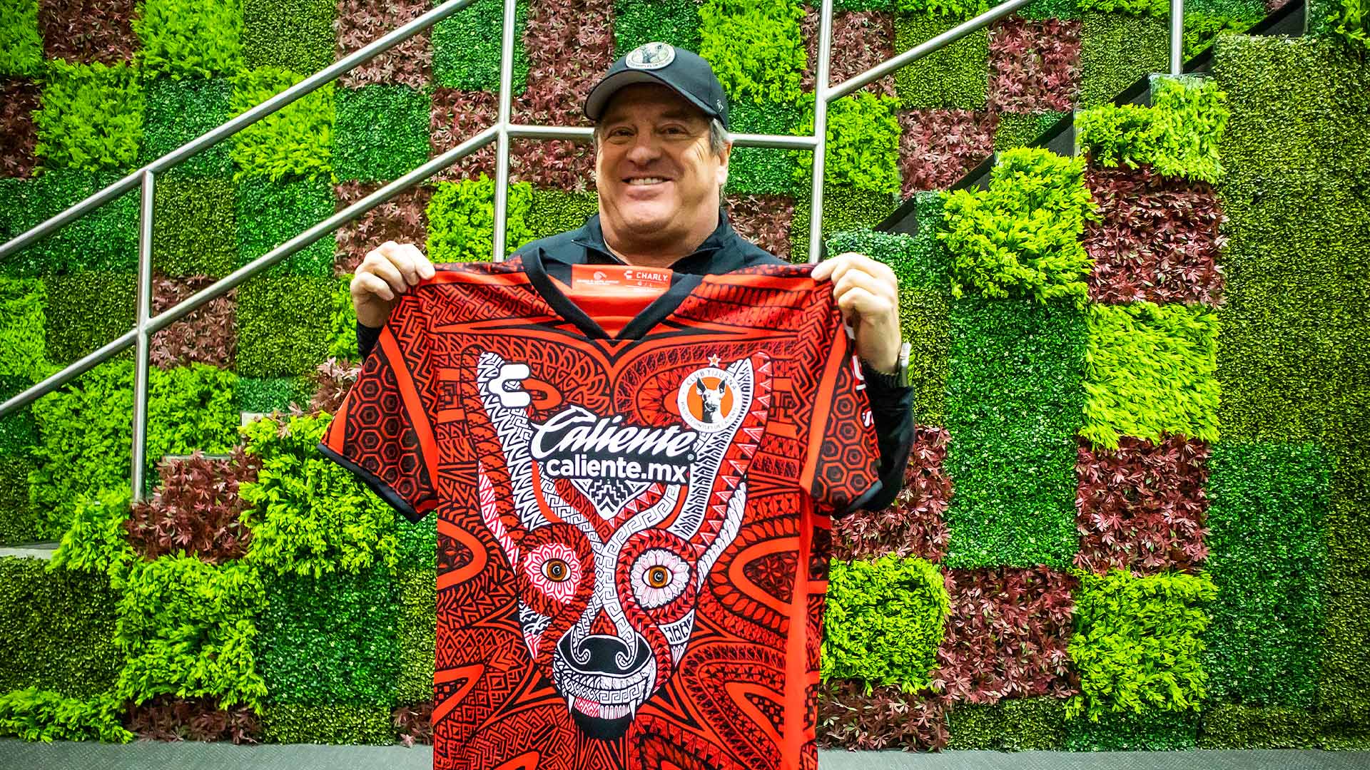 Participa por el primer jersey autografiado del Piojo