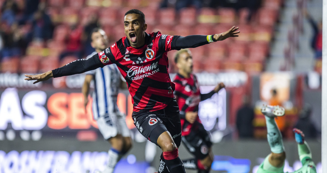 En una noche de goles los Xoloitzcuintles vencieron al Pachuca tres goles a dos.