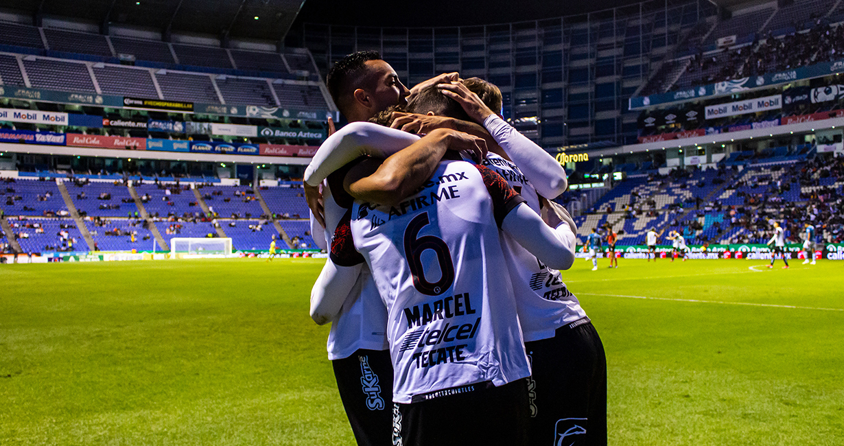 Los Xoloitzcuintles Gil Alcalá y Lisandro López vieron sus primeros minutos como rojinegros.