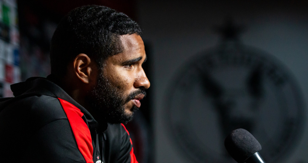 El lateral izquierdo Xoloitzcuintle Brayan Angulo sostuvo una charla con los medios previo al encuentro frente a Chivas.