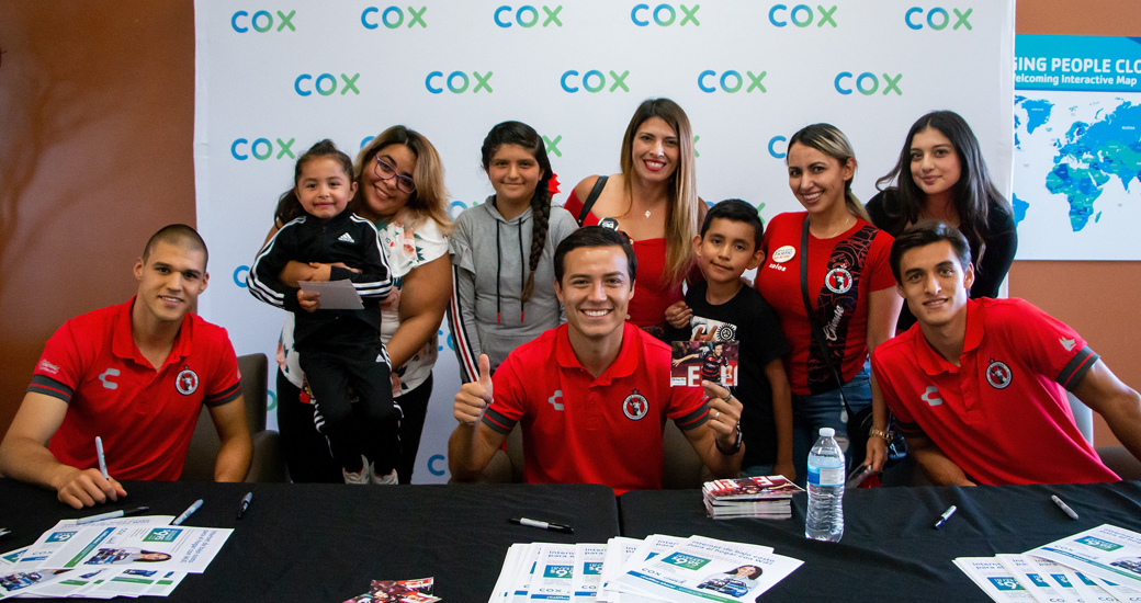 Los Xoloitzcuintles Gibran Lajud, Erick Torres y Fernando Arce saludaron a la afición del otro lado de la Frontera