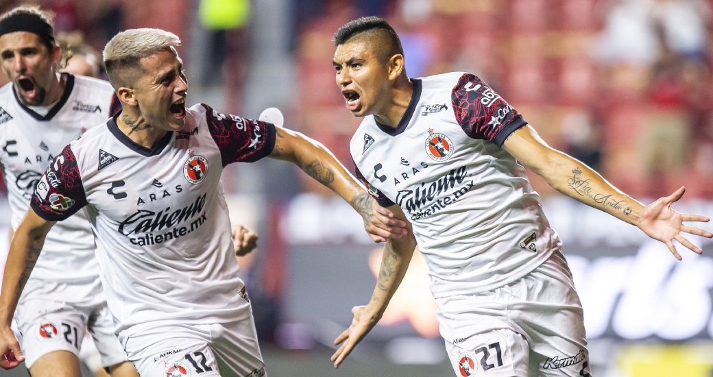 Los Xoloitzcuintles vencieron dos por uno al Santos en el último minuto.