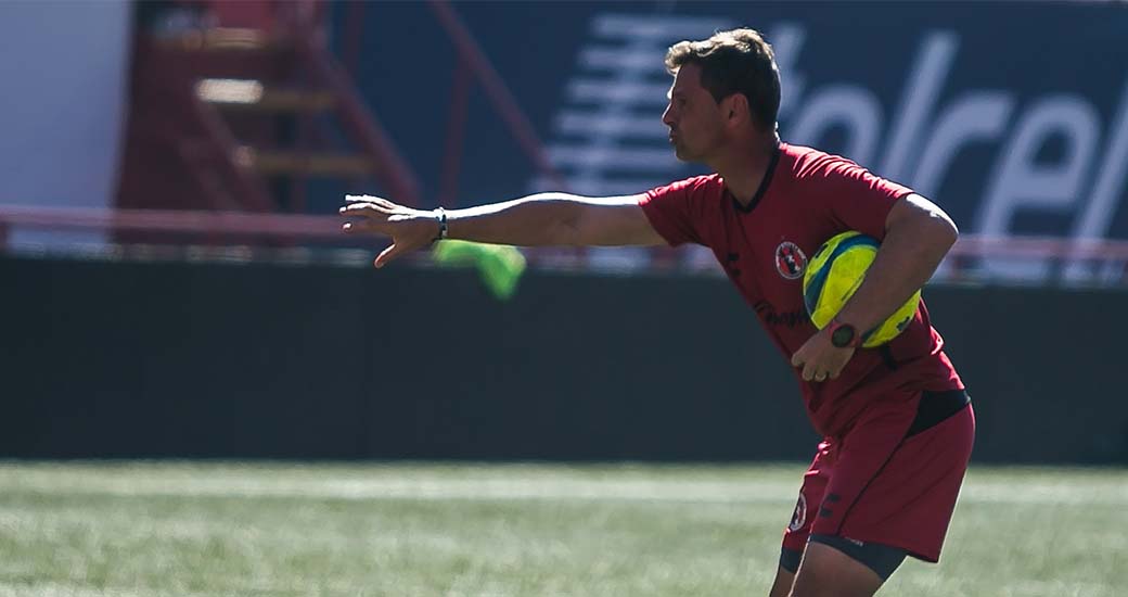 Los Xoloitzcuintles recibirán a los Gallos Blancos en el Mictlán; el DT Diego Cocca apunta al juego ofensivo