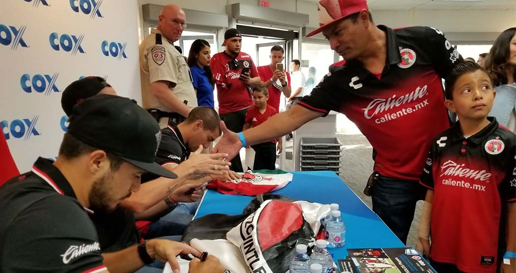El Club Tijuana y COX Communications realizaron una sesión de autógrafos