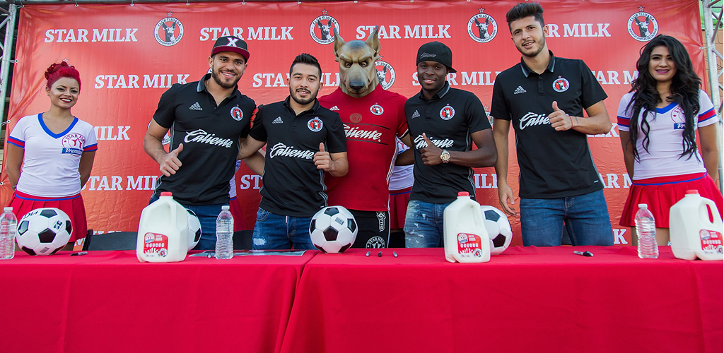 Guido Rodríguez, Kevin Gutiérrez, Henry Martín y Avilés Hurtado saludan a los aficionados de Calimax