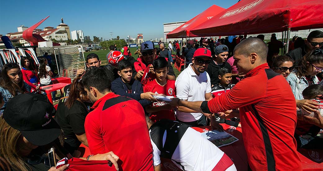 En conjunto con nuestros socios comerciales, más de 200 aficionados visitaron a los Xoloitzcuintles en un recorrido por el Mictlán
