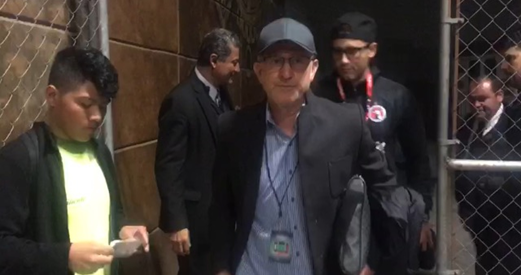 El seleccionador mexicano se reunió con el defensor rojinegro