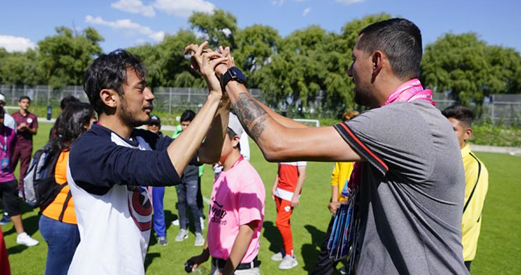 Los jóvenes participantes del Torneo Verano 2018 de la LIGA Bancomer MX Sub 13 tuvieron la oportunidad de convivir con personas muy especiales.