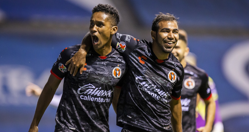 XOLOS MORDIÓ DE VISITA CON ANOTACIÓN DE FIDEL MARTÍNEZ