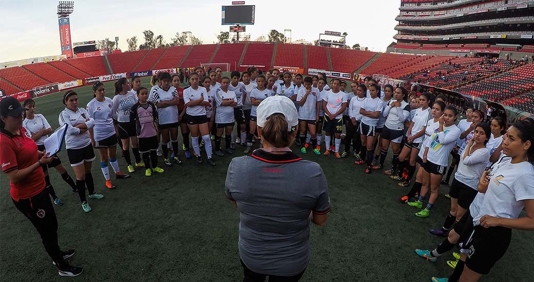 Más de 70 jóvenes futbolistas se presentaron a las pruebas en el Estadio Caliente
