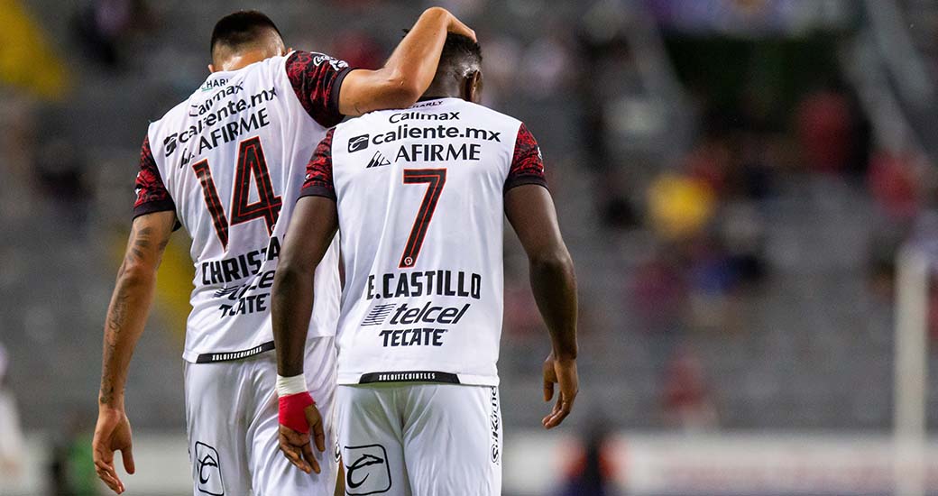 Con goles de Mauro Manotas y Eric Castillo los canes aztecas vencieron por dos goles a cero a los Zorros en Guadalajara.