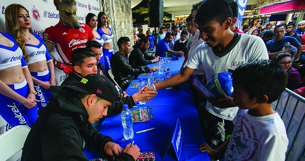 Cientos de seguidores Rojinegros asistieron a la firma de autógrafos que realizaron el Club Tijuana y Telcel
