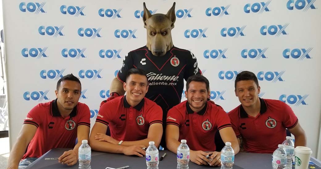 Los Xoloitzcuintles realizaron una sesión de autógrafos en la reinauguración de la sucursal de COX-Escondido, California