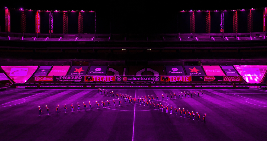 EL ESTADIO CALIENTE SE ILUMINÓ DE MORADO PARA RECIBIR A LAS COLABORADORAS Y JUGADORAS DEL CLUB