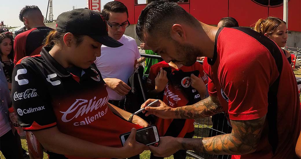 Los Xoloitzcuintles recibieron la visita de un centenar de aficionados invitados por Coca Cola, Telnor, ABC y Welk Resorts