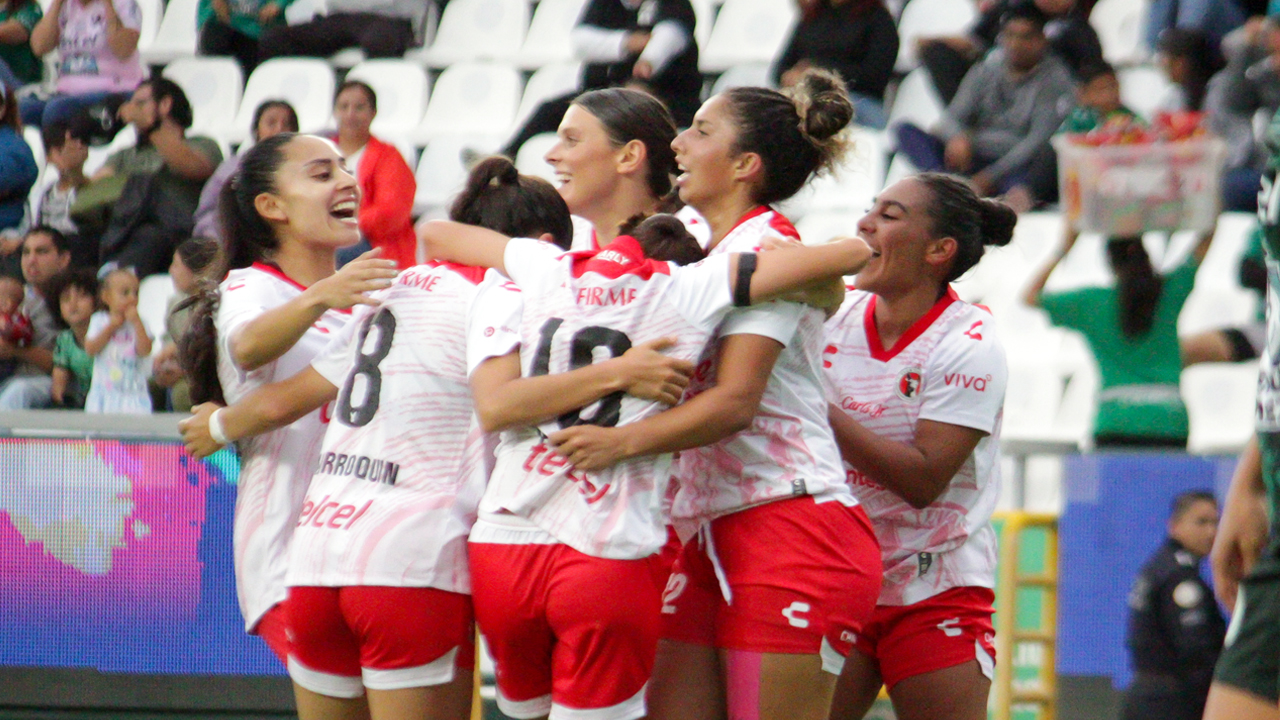 Las rojinegras visitaron a las esmeraldas en la primera jornada.