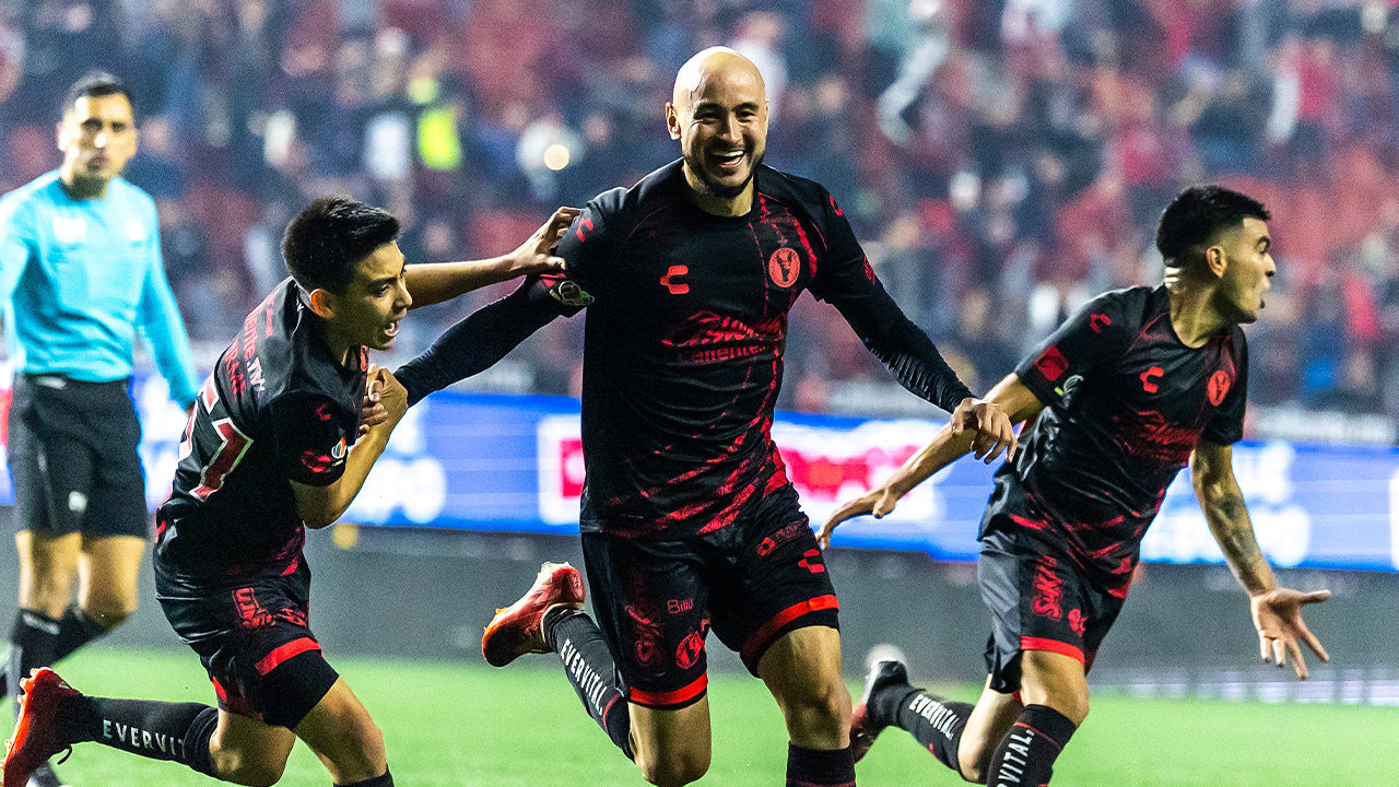 La jauría gana de último minuto para ampliar sus posibilidades de liguilla.