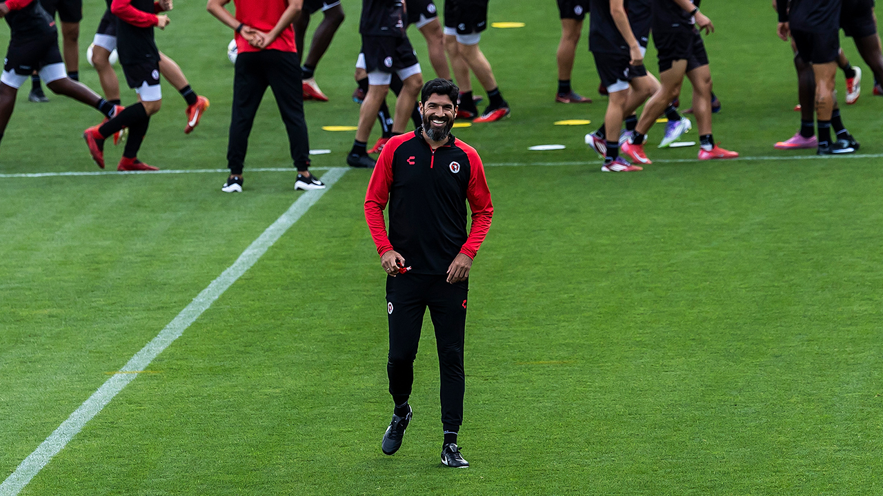 El entrenador canino y el guardameta rojinegro se reunieron con los medios previo a su tercer duelo de Leagues Cup.