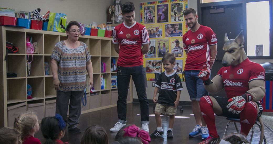 Paul Arriola y Alejandro Guido visitaron escuelas de Chula Vista
