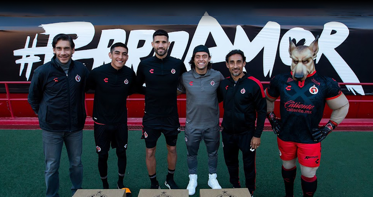 Fueron los emblemas Xoloitzcuintles, Cirilo Saucedo y Fernando Arce quienes entregaron unas cajas de bienvenida a los rojinegros.