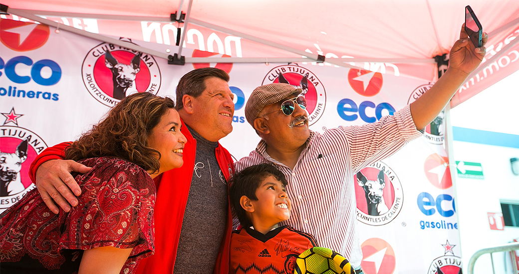 El D.T. Miguel Herrera saluda a la afición en la firma de autógrafos que realizó el Club Tijuana y Eco Gasolineras