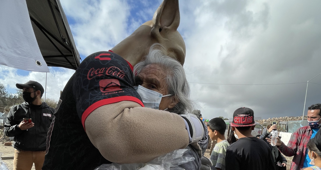 Jonathan Orozco, Gil Alcalá, Joselin Muñoz y Ximena Santeliz participaron en la entrega de cenas navideñas a las colonias que más lo necesitan en Tijuana.