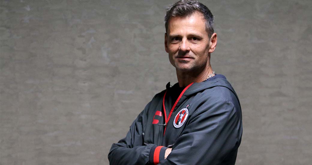 El estratega argentino dirigió su primera práctica al frente de los Xoloitzcuintles en el Mictlán