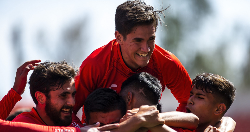 Los cachorros se impusieron tres goles a dos a la “maquinita”