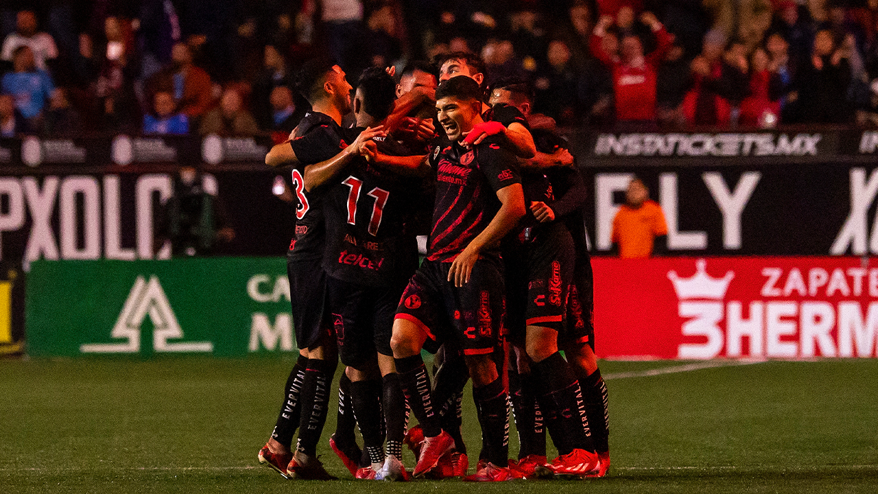 Los rojinegros golearon tres goles a cero a los celestes.