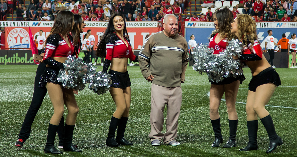 Adultos del “Centro del Anciano por una vejez digna” bailaron junto a las XoloGirls ante 27,333 espectadores