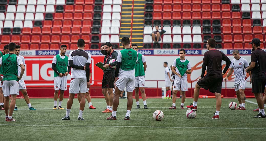 El exjugador Xoloitzcuintle será acompañado en el banquillo Rojinegro por Franky Oviedo y Raúl Chabrand como auxiliares