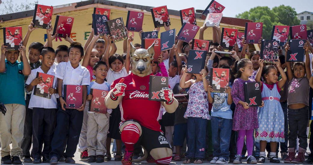 Xoloitzcuintles repartió 1000 libretas conmemorativas del equipo Rojinegro a alumnos de escasos recursos