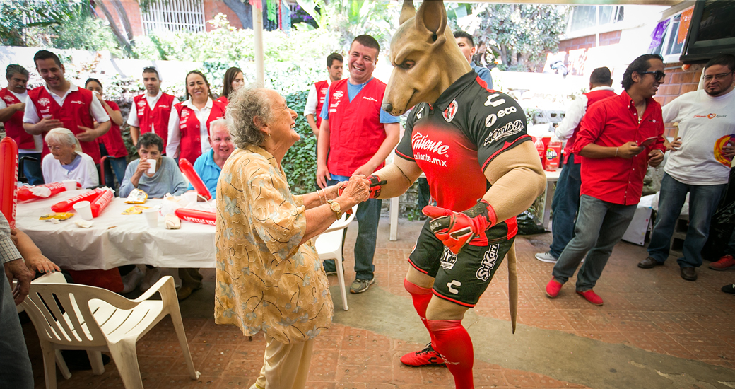 El Club Tijuana celebró el día del abuelo en el Centro del Anciano de la Fundación Fimbres.